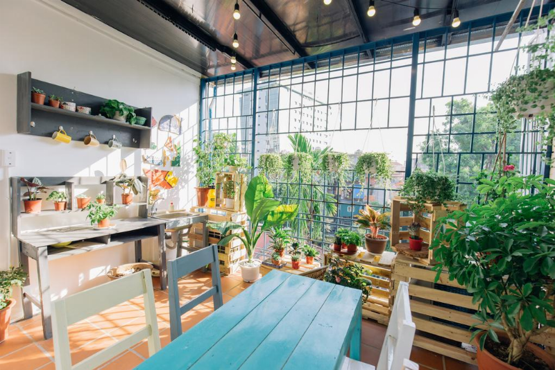 Góc ban công xanh mát, đơn giản với cây cối và nội thất Hygge