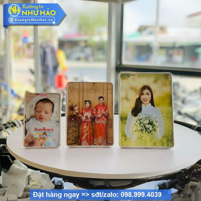 Một người đang cẩn thận lau chùi khung gỗ của chiếc gương bằng khăn mềm, thể hiện quy trình bảo quản đúng cách