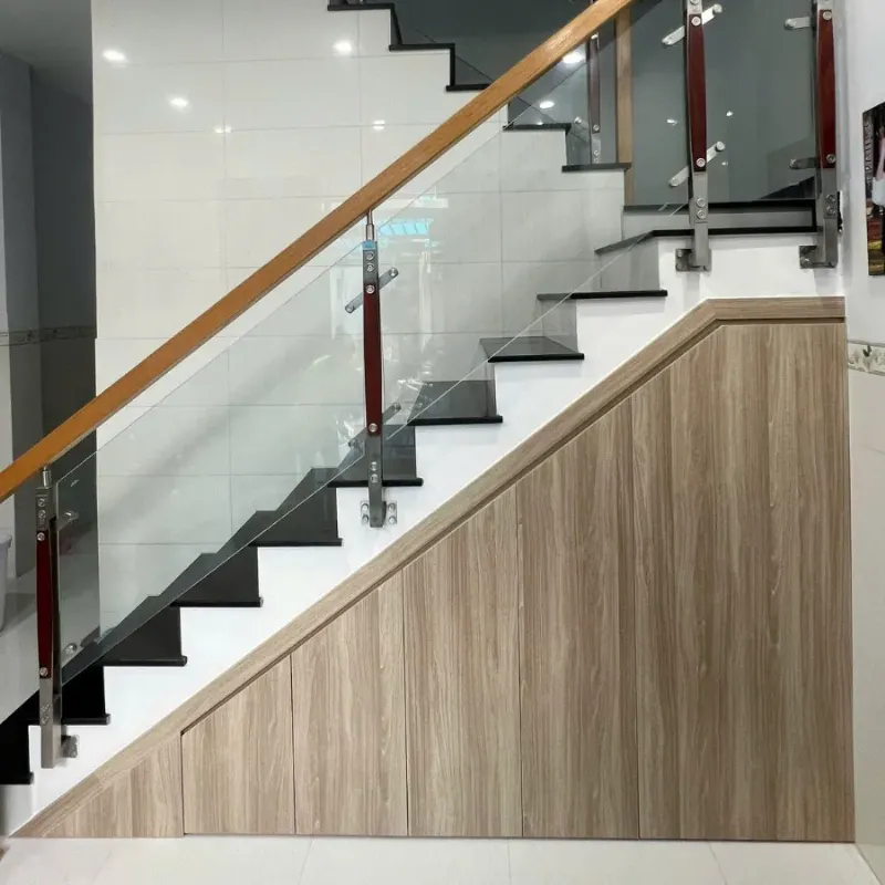 Bảo quản tủ rượu cầu thang phòng khách luôn bền đẹp