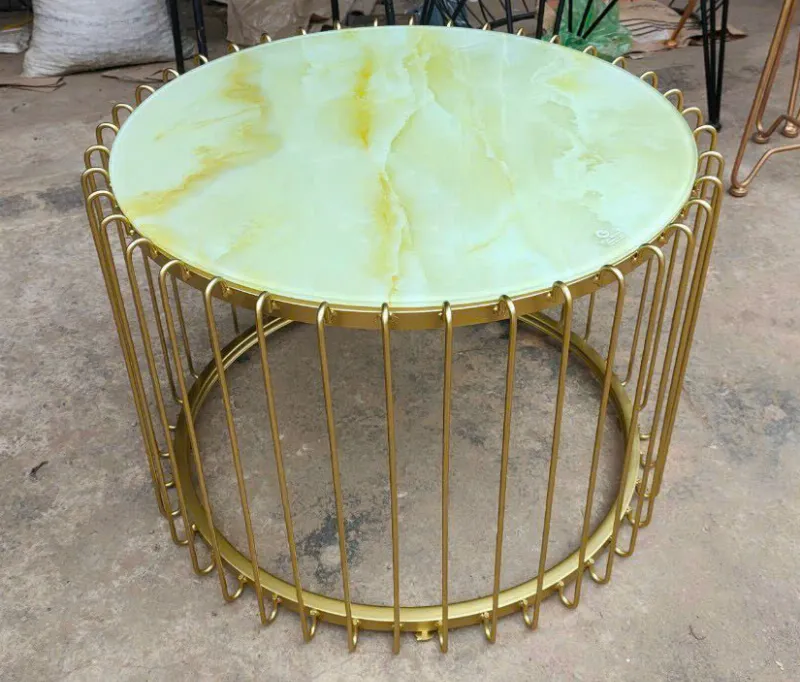 Bộ bàn ghế phòng khách đơn giản hiện đại với sofa màu be và bàn trà gỗ tự nhiên, tối ưu không gian nhỏ