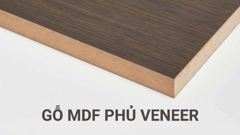 Các loại gỗ tự nhiên phổ biến để làm vách ngăn, với màu sắc và vân gỗ đa dạng.