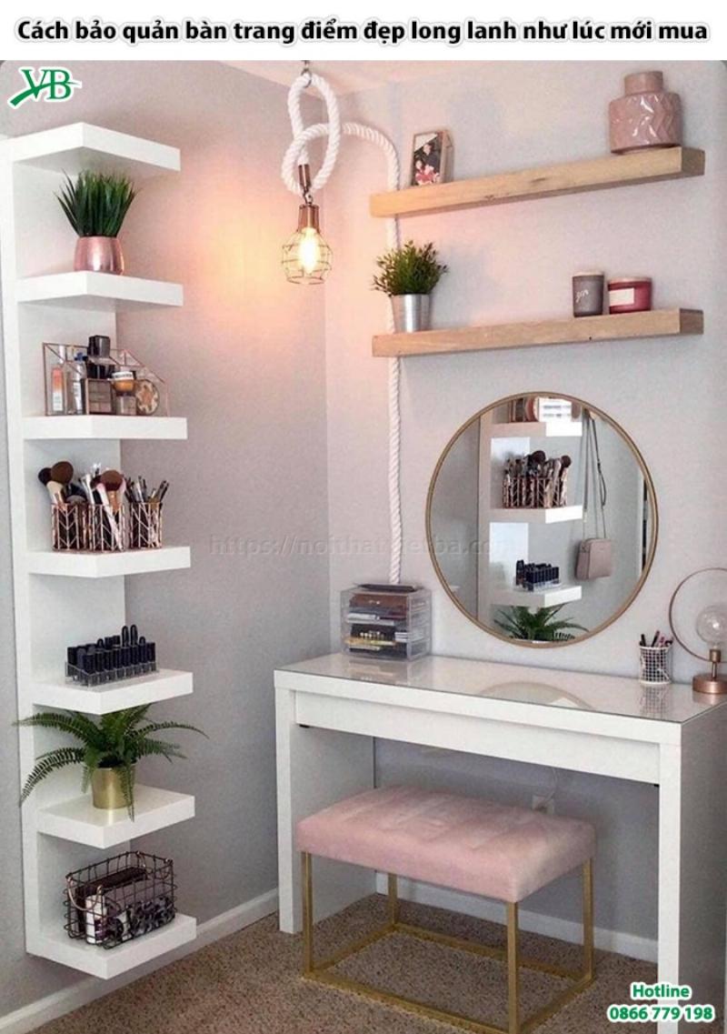 Một người phụ nữ đang lau chùi cẩn thận bề mặt của chiếc tủ gỗ quần áo giá rẻ bằng khăn mềm, giữ gìn độ bóng và sạch sẽ