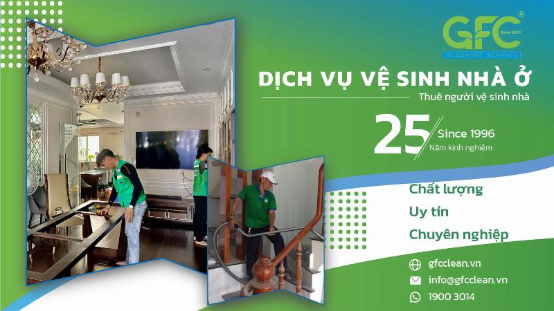 Một người phụ nữ đang nhẹ nhàng lau bụi trên bề mặt vách ngăn gỗ phòng khách bằng khăn mềm, minh họa cách vệ sinh định kỳ đúng cách.