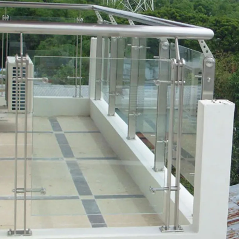 Mẫu cầu thang kính cường lực tối giản, hiện đại, đặt giữa nhà, giúp không gian thêm thông thoáng và sáng sủa.