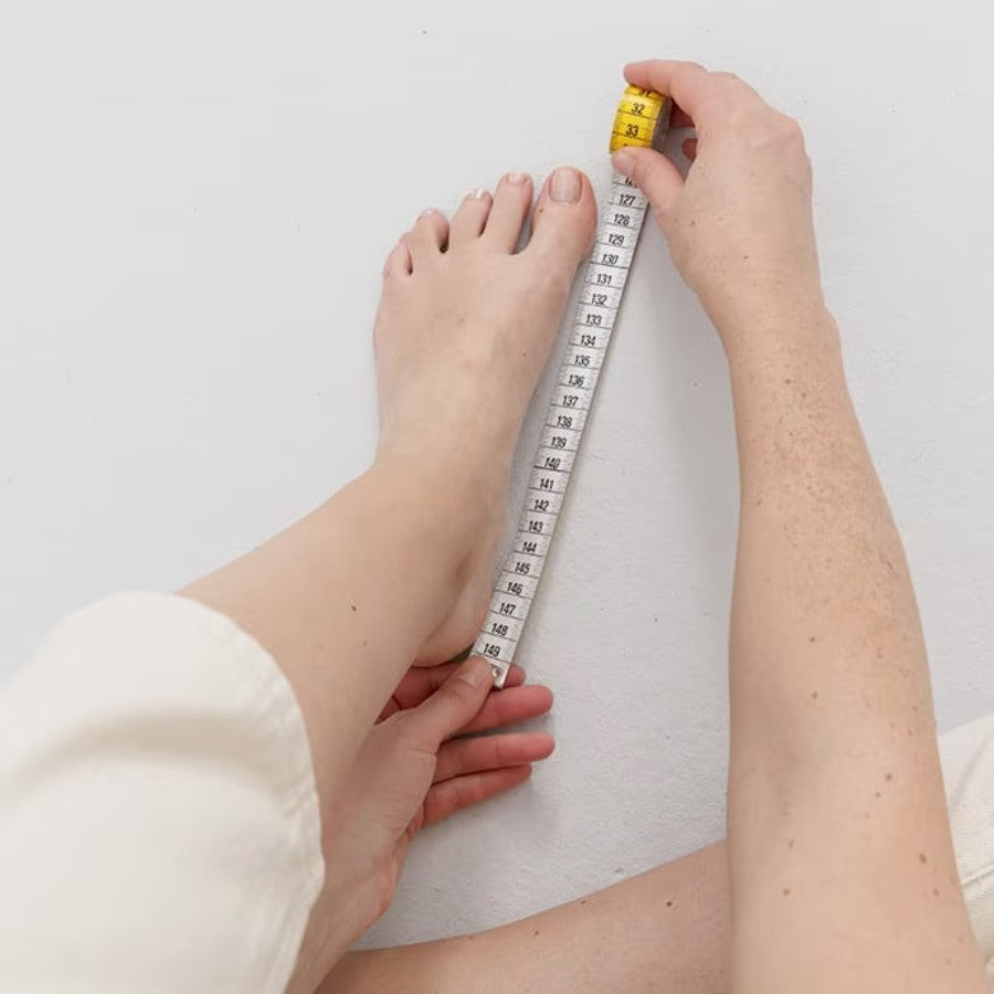 Dùng thước kẻ đo chính xác chiều dài từ gót chân đến ngón chân cái trên hình vẽ
