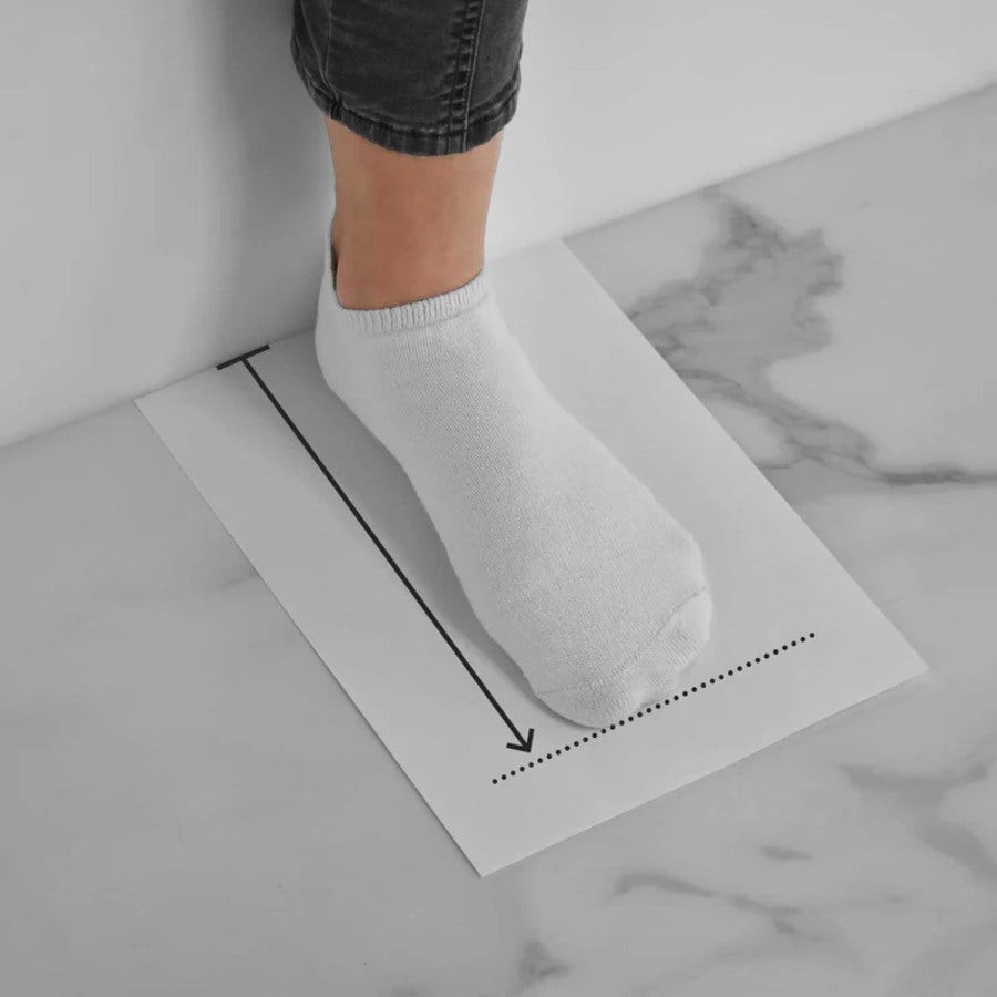 Hình ảnh minh họa quá trình đo chân bằng giấy A4 và thước, cho kết quả chính xác để chọn giày