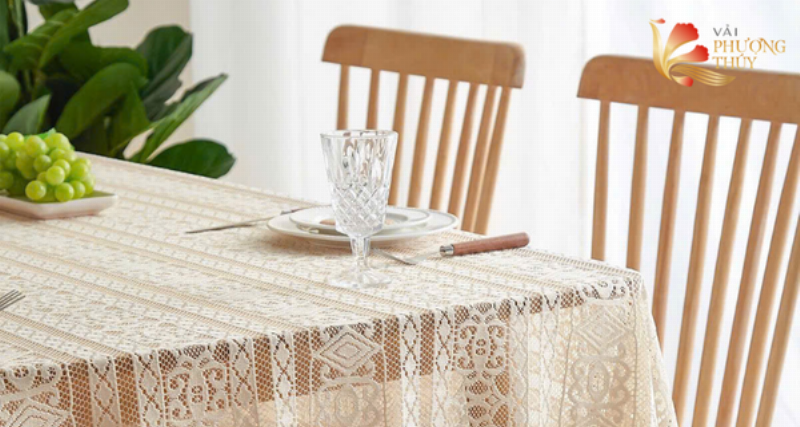 Các loại chất liệu khăn trải bàn phổ biến như cotton, linen, polyester, ren, vinyl cho không gian đẹp