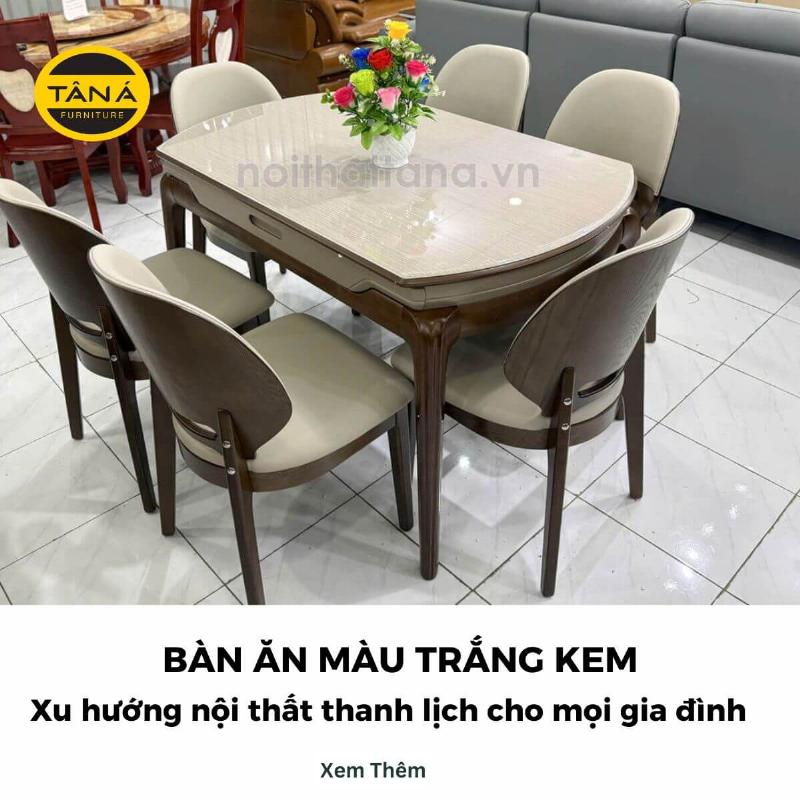 Một gia đình nhỏ đang quây quần bên bàn ăn gỗ công nghiệp hình chữ nhật, không gian bếp ăn hiện đại, ấm cúng với ánh đèn vàng dịu, thể hiện sự gắn kết và thoải mái của bữa cơm gia đình.