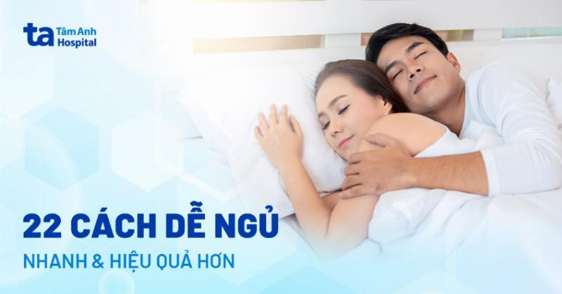 Một người phụ nữ nằm nghiêng trên giường, điều chỉnh chiếc gối lượn sóng để tìm tư thế thoải mái nhất, nhấn mạnh việc chọn gối theo tư thế ngủ.