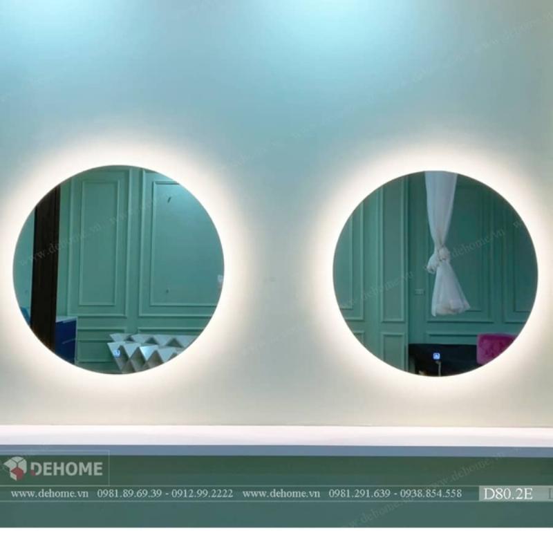 Gương LED tròn treo tường trong phòng ngủ với ánh sáng ấm áp
