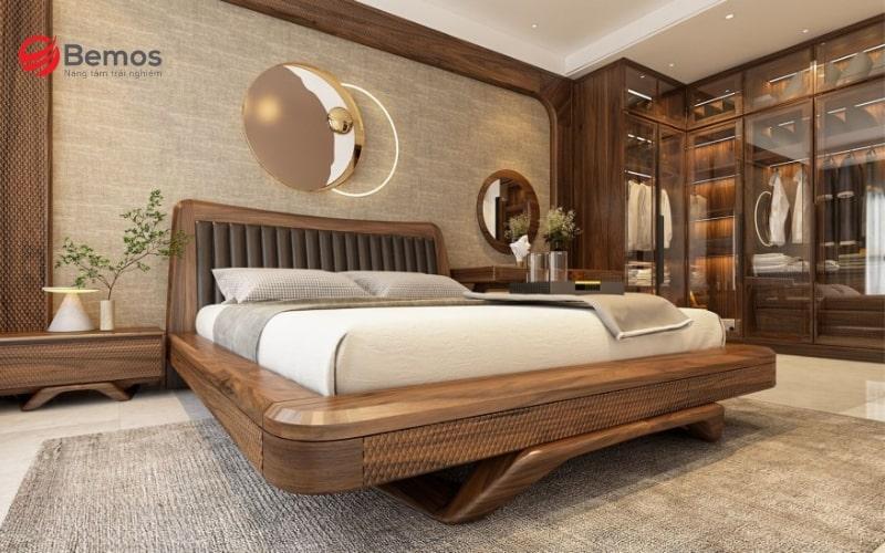 Một cặp vợ chồng trẻ đang kiểm tra kỹ lưỡng chất lượng của một chiếc tủ gỗ quần áo giá rẻ tại showroom, chú ý đến từng chi tiết nhỏ