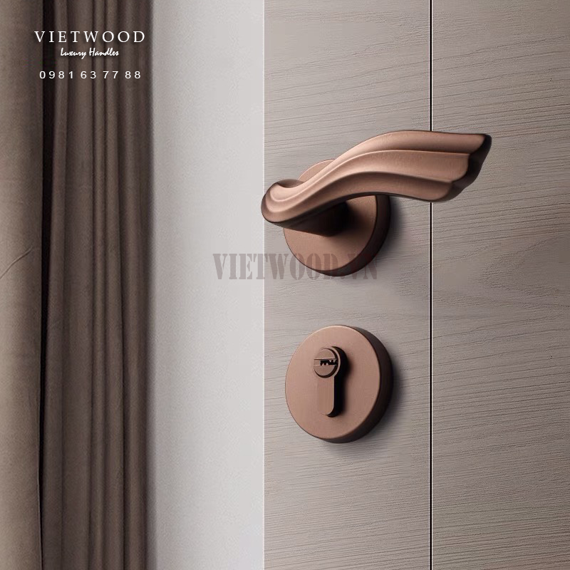 Chốt cửa lùa như một điểm nhấn thẩm mỹ cho phong cách nội thất sang trọng