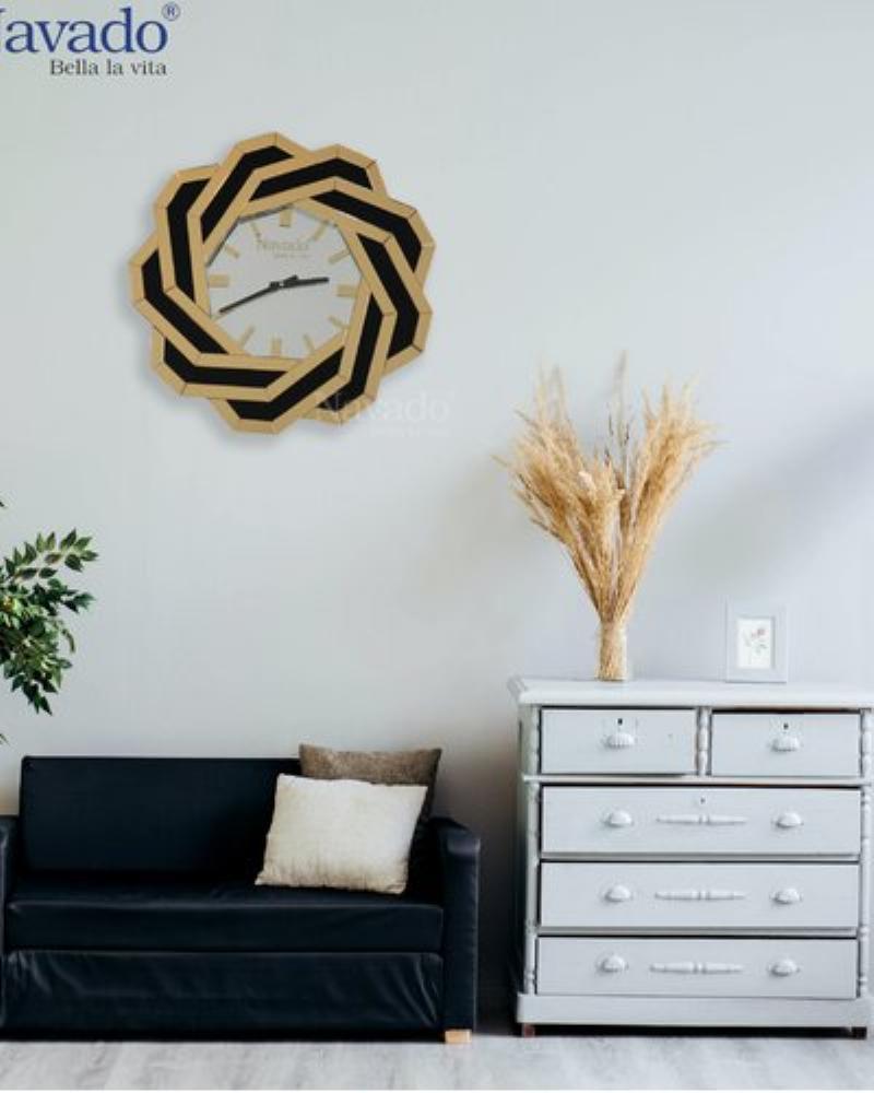 Đồng hồ treo tường mặt kính trong suốt tạo hiệu ứng mở rộng không gian.