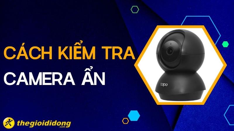 Một người đang dùng đèn pin điện thoại chiếu vào gương trong phòng tối để xem ánh sáng xuyên qua, giúp phát hiện gương nhìn xuyên thấu