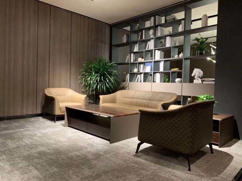 Một bộ ghế quầy bar thanh lý được phục hồi và sắp xếp đẹp mắt trong một không gian nội thất hiện đại