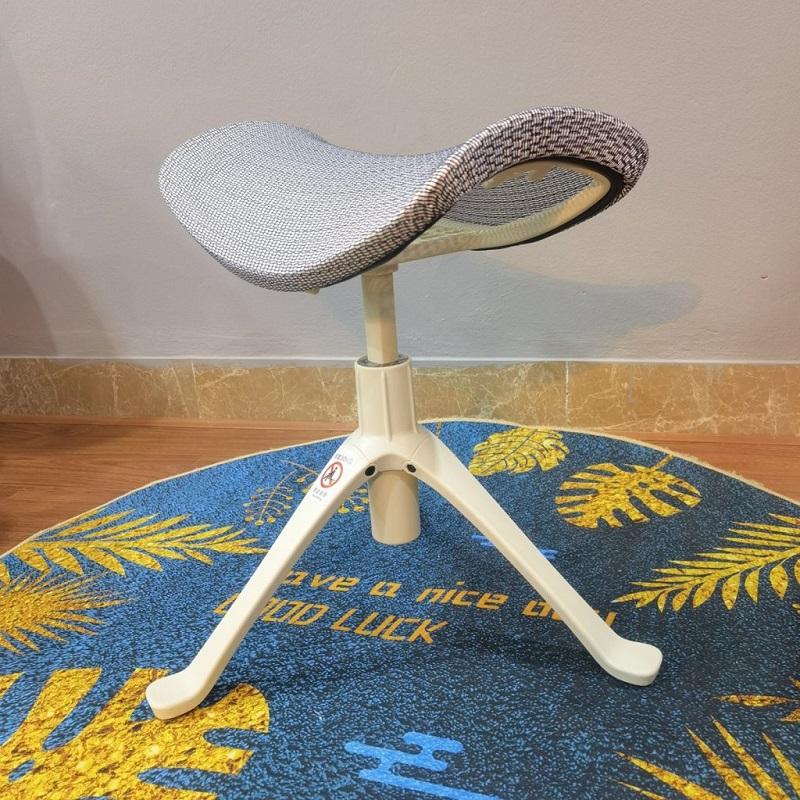 Người đang ngồi thoải mái trên ghế văn phòng ergonomic, viết hoặc đọc thư, thể hiện sự thoải mái khi làm việc và giao tiếp hiệu quả.