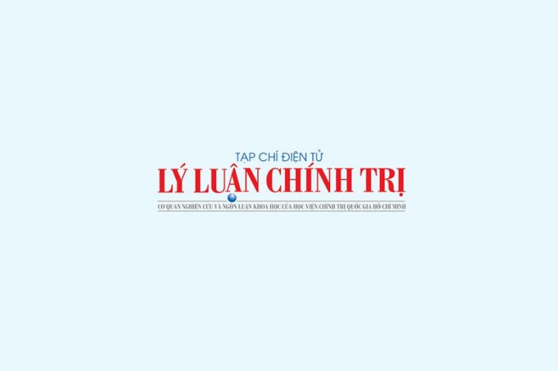 Một gia đình Việt Nam đang cùng nhau thực hiện nghi thức thờ cúng tổ tiên tại nhà