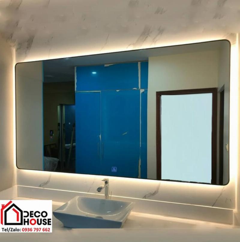 Gương khung gỗ hình chữ nhật đơn giản trong phòng khách hiện đại, tăng chiều sâu không gian