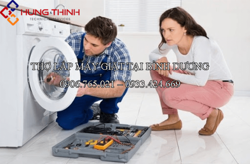 Một người đang cẩn thận đặt một chiếc kê chân chống rung bằng cao su dưới chân máy giặt, minh họa từng bước đơn giản để lắp đặt đúng cách.