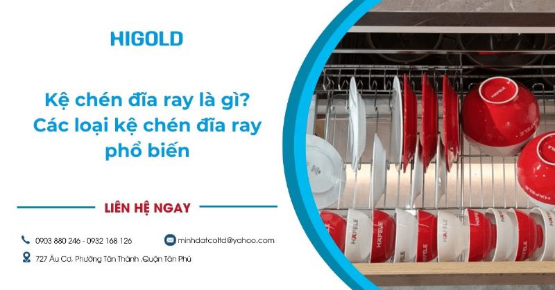 Kệ để chén bát treo tường hiện đại, sắp xếp gọn gàng chén đĩa trong một căn bếp nhỏ, tạo cảm giác rộng rãi.