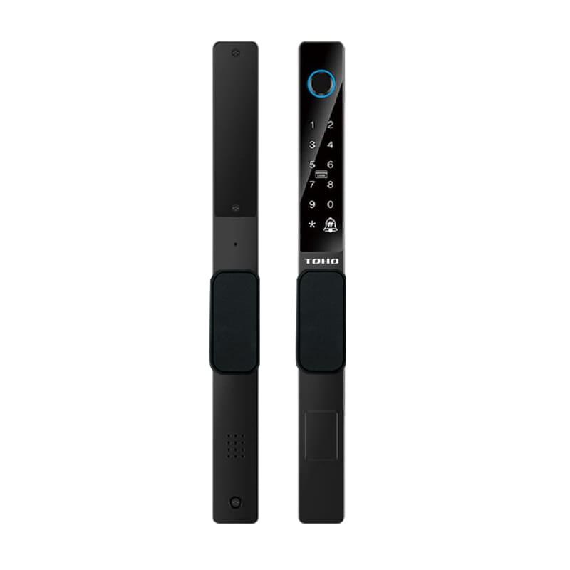 Một chiếc khóa cửa lùa vân tay hiện đại màu đen trên cánh cửa gỗ tối màu, thể hiện tính năng an ninh cao cấp