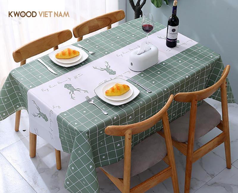 Một không gian phòng ăn hiện đại với mẫu khăn trải bàn đẹp màu trung tính, tạo điểm nhấn ấm cúng và sang trọng