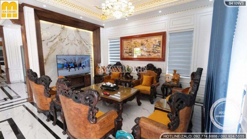 Một không gian thờ cúng truyền thống của người Việt, với ban thờ gỗ chạm khắc tinh xảo, đầy đủ các vật phẩm thờ cúng được sắp xếp gọn gàng, toát lên vẻ trang nghiêm và bình yên