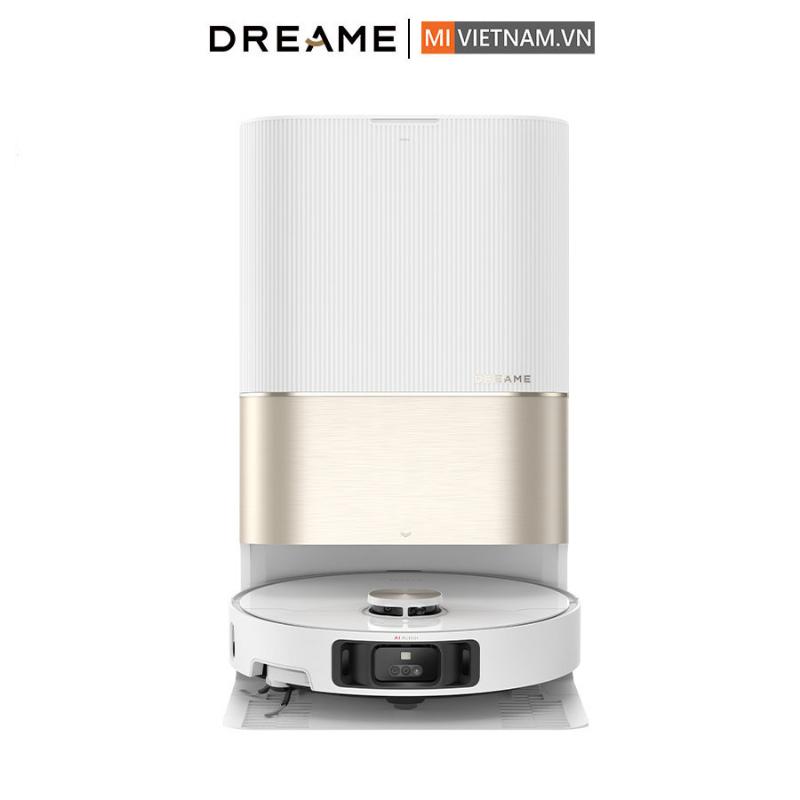 Hai người đàn ông đang cẩn thận nâng và đặt máy giặt lên đế đã được lắp đặt sẵn, thể hiện sự hợp tác và cẩn trọng trong quá trình lắp đặt