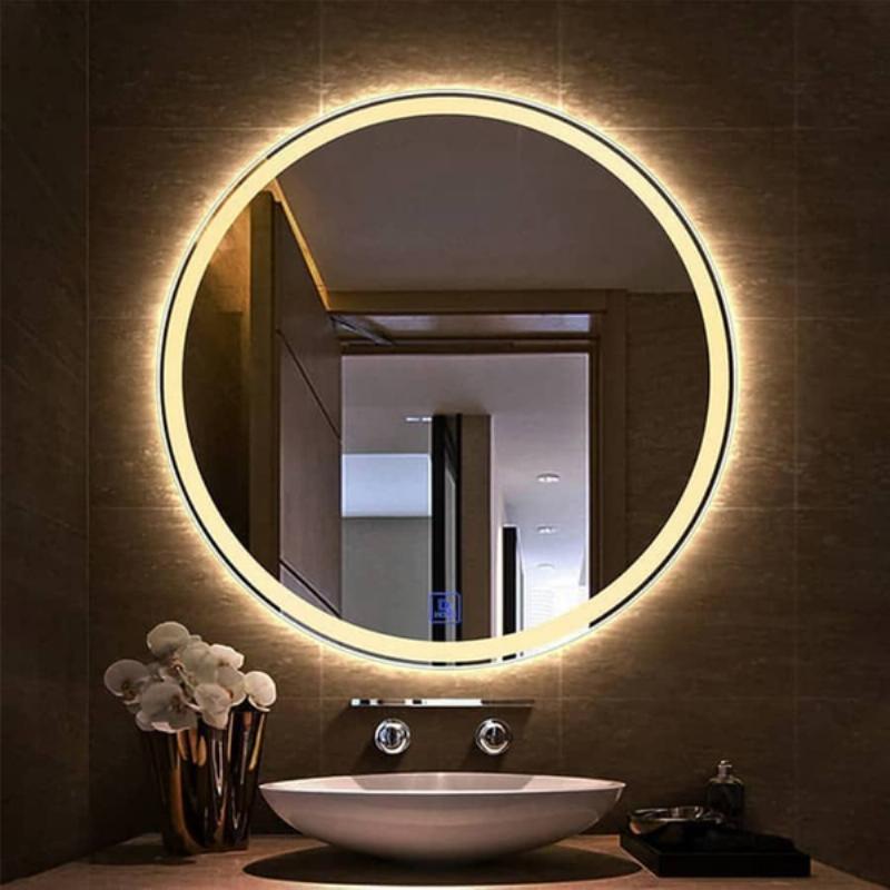 Gia đình lắp đặt gương LED tròn trong căn hộ mới