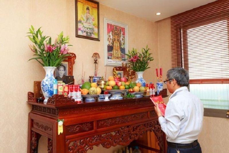 Chuẩn bị lễ vật cần thiết cho nghi thức bỏ bát hương cũ, đảm bảo sự trang nghiêm và thành kính trong không gian thờ cúng