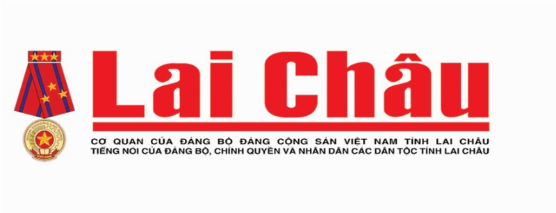 Một người phụ nữ trẻ đang thư giãn trên ban công xanh mát với nhiều chậu trồng cây ban công, thể hiện không khí trong lành và giảm căng thẳng