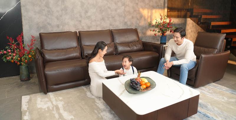 Một bộ chậu cây màu xanh và đen, phù hợp với mệnh Mộc, đặt cạnh sofa màu be nhã nhặn trong phòng khách