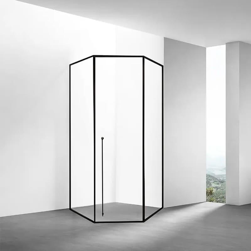 Một bàn tay đang kiểm tra bề mặt sáng bóng của một chiếc tay nắm cửa cổng inox 304 mới, minh họa sự cẩn trọng trong việc lựa chọn sản phẩm chất lượng, đảm bảo độ bền và vẻ đẹp lâu dài cho không gian sống.