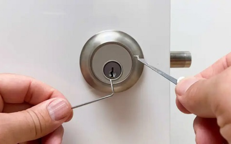 Bảng danh sách các mẹo bảo dưỡng khóa cửa lùa hiệu quả, với hình ảnh biểu tượng liên quan đến vệ sinh và bôi trơn