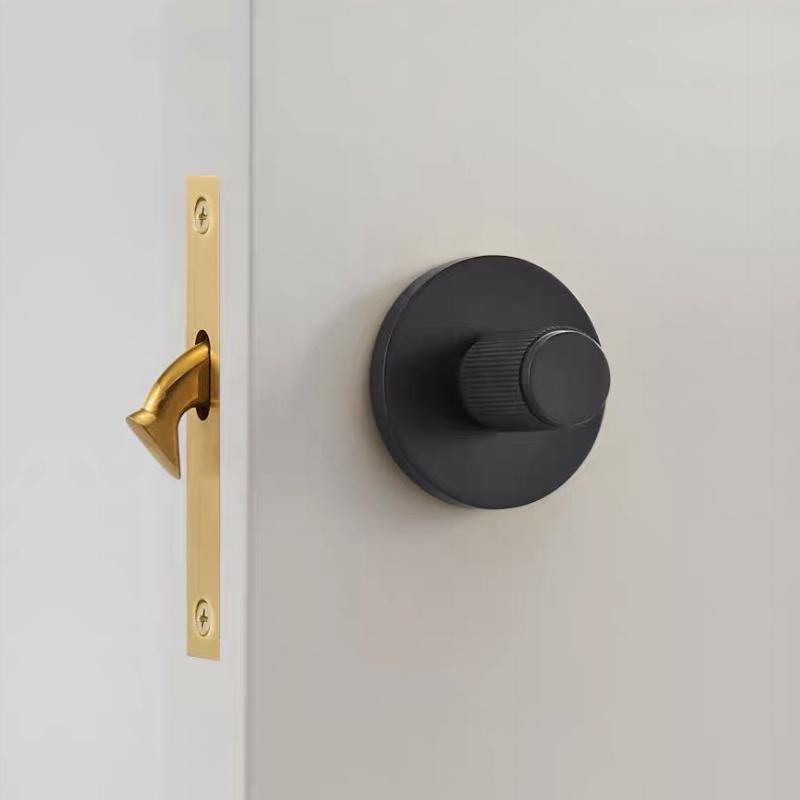 Bảo dưỡng chốt cửa lùa đúng cách giữ vẻ đẹp và độ bền vượt thời gian