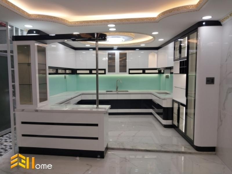 Một người đang sơn lại một chiếc ghế quầy bar thanh lý cũ, thể hiện quá trình tân trang