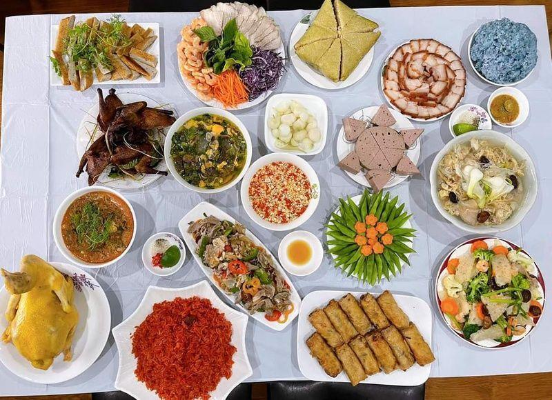 Nghi lễ thờ cúng gia tiên truyền thống với mâm cúng trang trọng và nhang khói