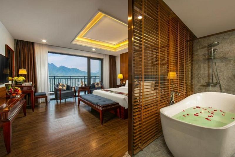 Hình ảnh phòng ngủ ấm cúng với nội thất gỗ, chăn lông và tranh phong cảnh núi non, lấy cảm hứng từ hình ảnh con dê núi đẹp nhất