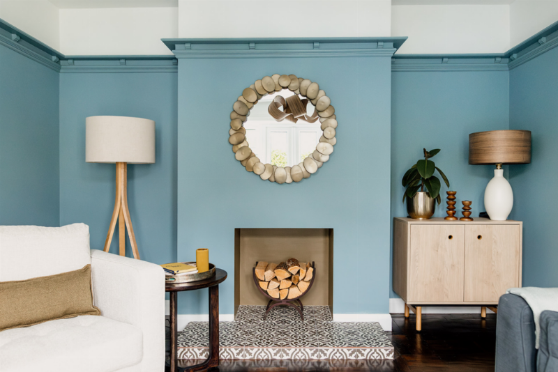 Phòng ngủ nhỏ decor Hygge ấm cúng với ánh sáng dịu nhẹ và cây xanh