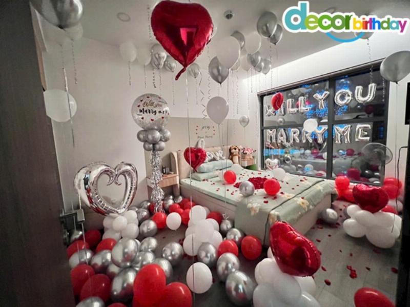 Phòng tân hôn đơn giản tinh tế với hoa tươi và nội thất hiện đại