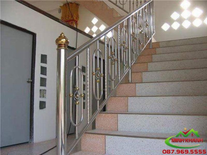 Một chiếc tay nắm cửa cổng inox 304 sáng bóng, thiết kế hiện đại trên cánh cổng màu gỗ đậm, toát lên vẻ sang trọng và bền bỉ, tạo điểm nhấn cho ngoại thất.