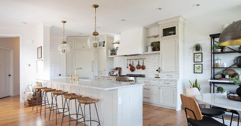 Thiết kế nội thất phòng bếp hiện đại với đảo bếp và tủ kệ âm tường tối giản
