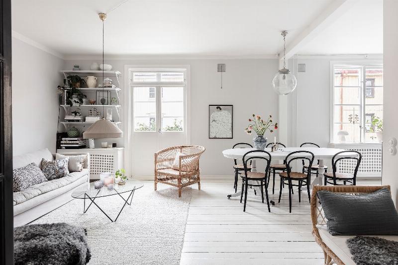 Thiết kế nội thất phòng khách theo phong cách Hygge, tập trung vào sự ấm cúng và tiện nghi với vách ngăn gỗ