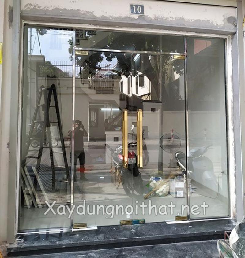 Một bộ sưu tập các mẫu tay nắm cửa cổng inox 304 với nhiều kiểu dáng khác nhau, từ hiện đại tối giản đến cổ điển tinh tế, trưng bày trên một bề mặt gỗ, thể hiện sự đa dạng và khả năng tương thích với nhiều phong cách kiến trúc.