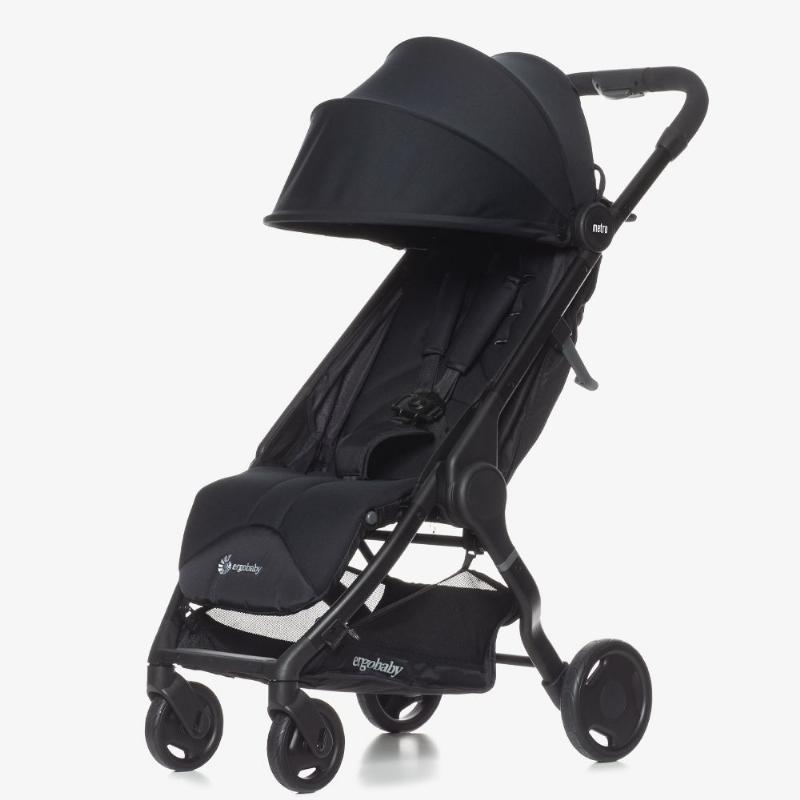 Thùng rác mini màu đen được thiết kế gọn gàng, đặt vừa vặn trong khoang xe hơi, giúp giữ không gian nội thất luôn sạch sẽ và tinh tế