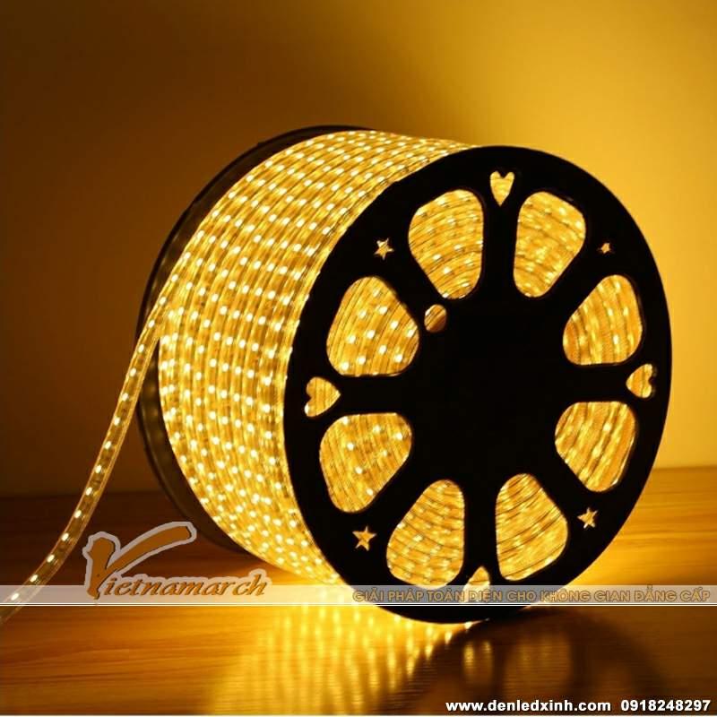 Hình ảnh trần thạch cao phòng ngủ kết hợp hệ thống đèn LED âm trần hiện đại, mang lại vẻ đẹp lung linh.