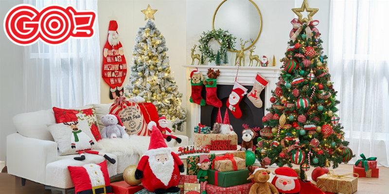 Trang trí cây thông Noel trong nhà cùng gia đình, tạo không khí ấm cúng cho mùa lễ hội