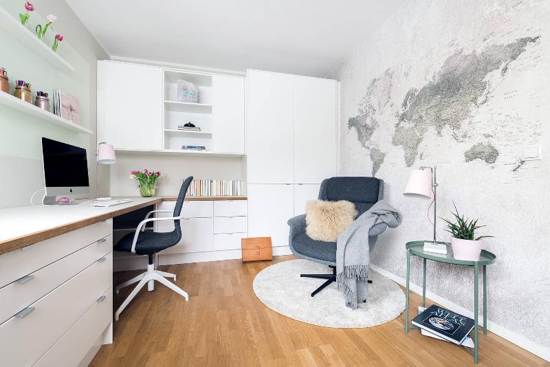 Một kệ sách treo tường đơn giản nhưng được trang trí tinh tế với sự kết hợp của sách, chậu cây nhỏ, và vài món đồ trang trí bằng gốm sứ, tạo nên không gian ấm cúng và cá nhân hóa