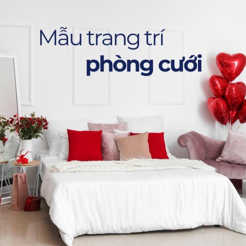 Trang trí phòng cưới đẹp đơn giản với giường ngủ lãng mạn, ga trải giường mềm mại và hoa tươi