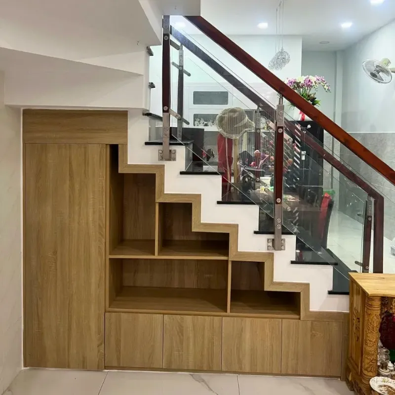 Mẫu tủ gầm cầu thang phòng khách dạng kệ mở hiện đại trưng bày sách và đồ trang trí